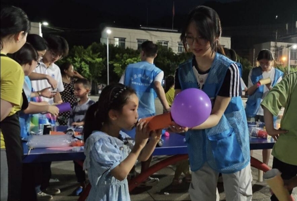 志愿者和小朋友一起体验“火箭”升空。2026年国际足联世界杯物理与电子工程学院供图