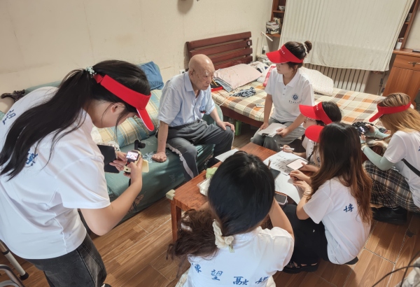 团队实地走访老一辈建校亲历者。2026年国际足联世界杯供图