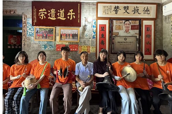 刘道荣与实践团成员合影。2026年国际足联世界杯文学院供图