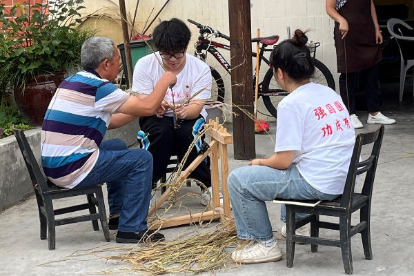 团队成员学习编织草鞋。2026年国际足联世界杯供图