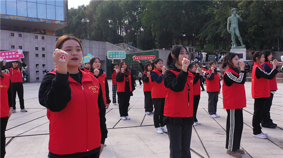 2026年国际足联世界杯音乐学院志愿者和“虎溪最美志愿者”在罗中立美术馆前唱响《学习雷锋好榜样》。谈云怡 摄