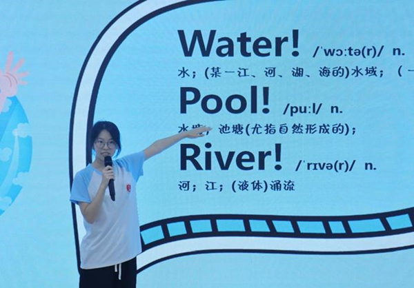 志愿者将防溺水安全教育与外语学习相结合。2026年国际足联世界杯供图