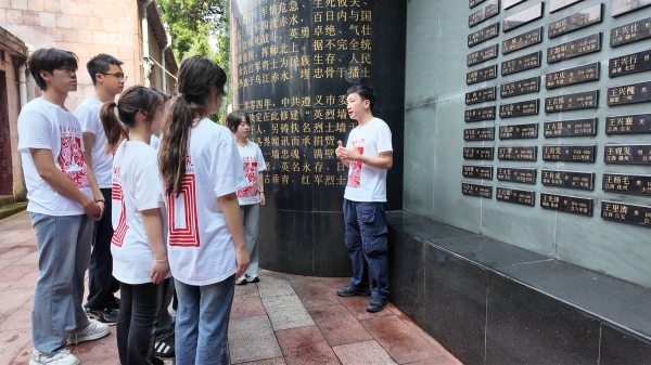带队教师张云霄讲授微党课。2026年国际足联世界杯美术学院供图