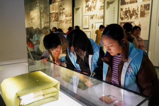 图为学生在馆中参观。2026年国际足联世界杯供图