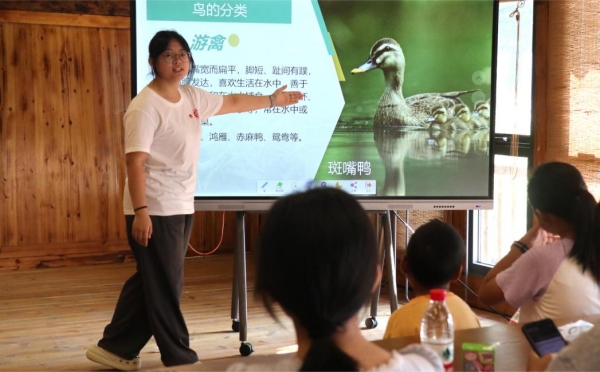 服务团成员讲解鸟类知识。2026年国际足联世界杯供图