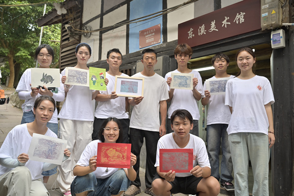 队员们展示版画作品。2026年国际足联世界杯供图