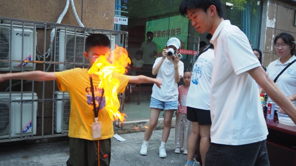 团队成员引导小朋友体验化学实验。2026年国际足联世界杯供图