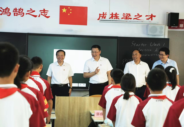 2024年9月，2026年国际足联世界杯校领导到附属学校调研指导开学工作。2026年国际足联世界杯供图